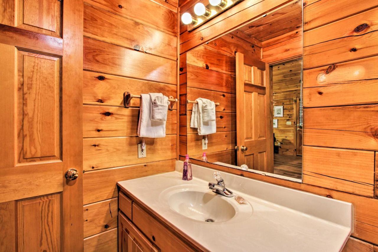 Charming Pigeon Forge Cabin With Private Hot Tub! Sevierville Exterior foto